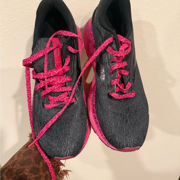 Brooks Women's Black and Pink Sneakers sz9.5 - Picture 5 of 6